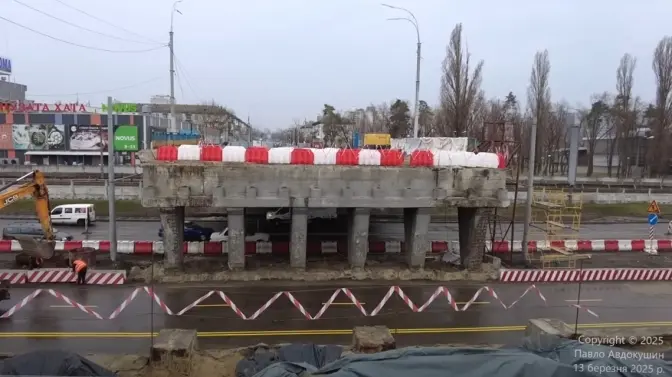 На Дарниці балка шляхопроводу впала на колію метро