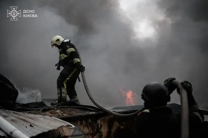 У Києві помер поранений чоловік, якого дістали з-під завалів після російської атаки