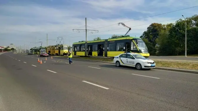На Сихові трамвай збив чоловіка, який у навушниках ішов по коліях