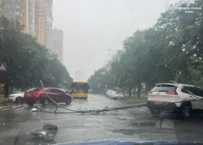 Через зливу у деяких районах Києва затримується рух транспорту