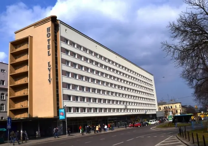 Біля готелю «Львів» почали розширювати зупинку громадського транспорту