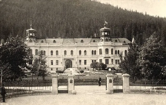 Колись палац мав куполи, що видно на старих світлинах