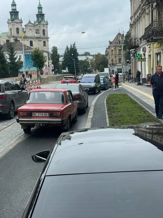 Львів’яни скаржаться за запарковану велодоріжку на вулиці Бандери