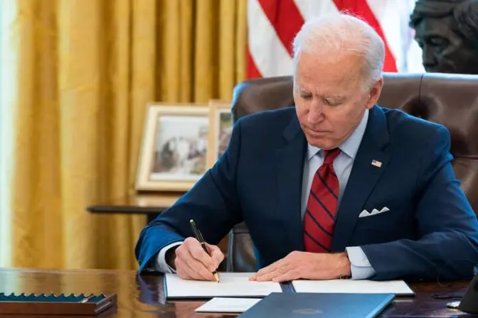 Байден підписав закон про виділення 13,6 млрд доларів допомоги Україні