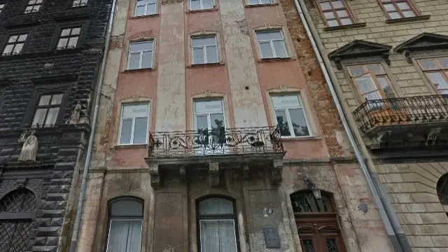 У центрі Львова реставрують фасад 450-річної кам’яниці