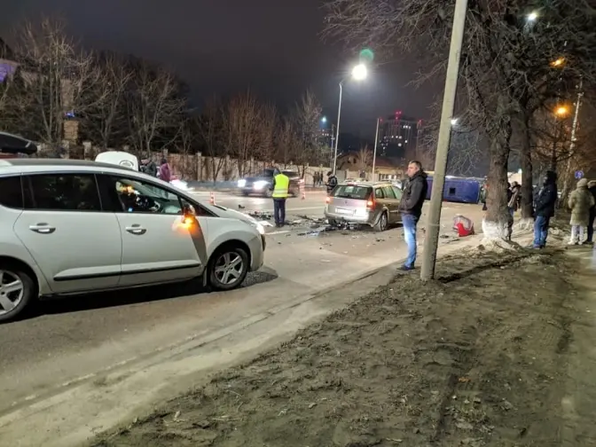 У Львові зіткнулись три авто. Постраждали діти
