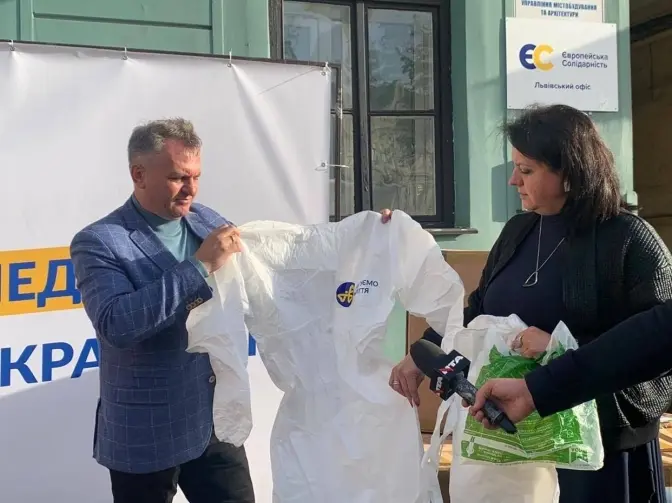Синютка передав захисні костюми для членів ДВК Львова