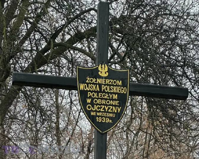 Пам’ятник із хрестом та написом: «Солдатам Війська Польського, полеглим в обороні Батьківщини у вересні 1939 року» на давньому Збоїщанському кладовищі у Львові / Твоє місто