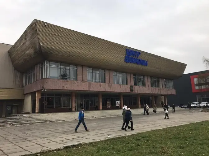 На будівлі Центру Довженка на Сихові змінили вивіску. Фото дня