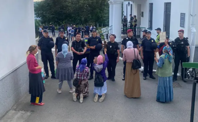 УПЦ МП програла суд проти Мінкульту. Правоохоронці розблокували вхід до двох корпусів Лаври