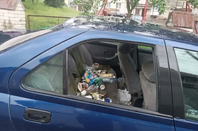 Стояла понад 5 років: у Винниках з вулиці забрали покинуту автівку