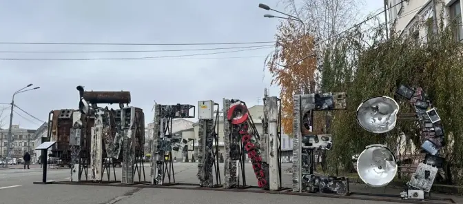На Подолі встановили інсталяцію з уламків телекомунікаційного обладнання