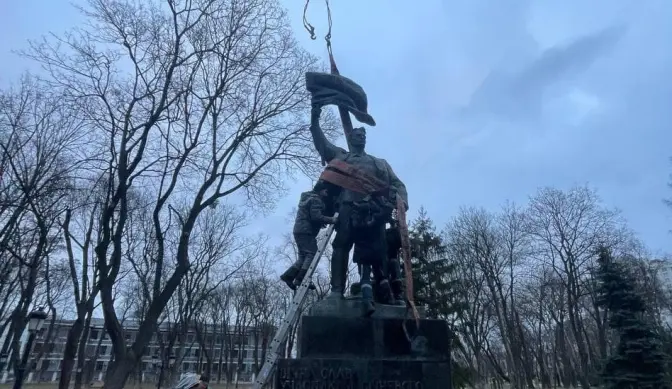 В центрі Києва демонтували більшовицький пам’ятник
