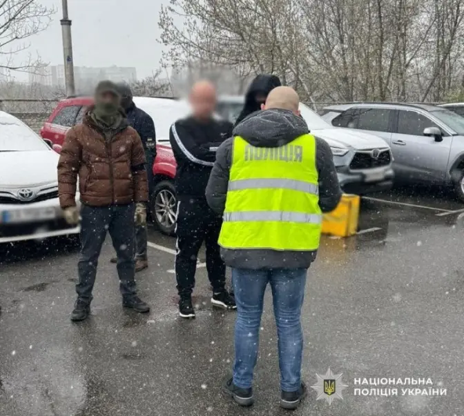 15 000 доларів за "бронь" від мобілізації. Поліція Києва викрила посадовця Конституційного суду