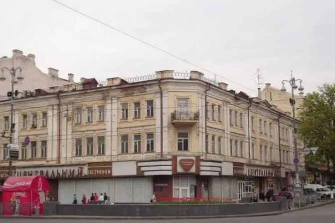 Активісти показали, як виглядає будівля колишнього центрального гастроному зсередини