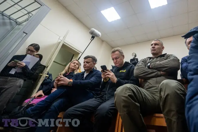 Садовий та Кличко прийшли на суд міського голови Чернігова