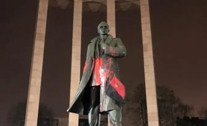 У Львові жінці винесли вирок за наругу над пам’ятником Бандері