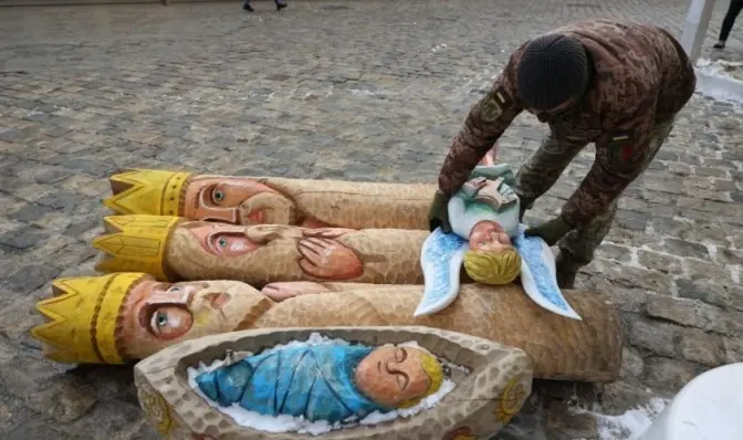 У Львові розбирають різдвяну шопку