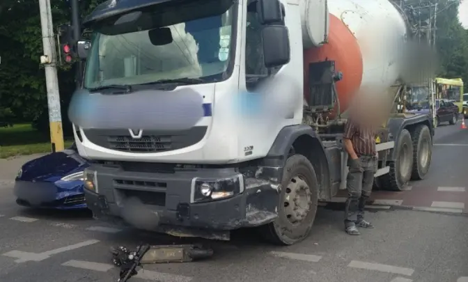 У Львові трапилася ДТП за участі бетонозмішувача та електросамоката