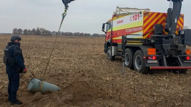 Посеред поля на Київщині знайшли бойову частину ракети Х-101