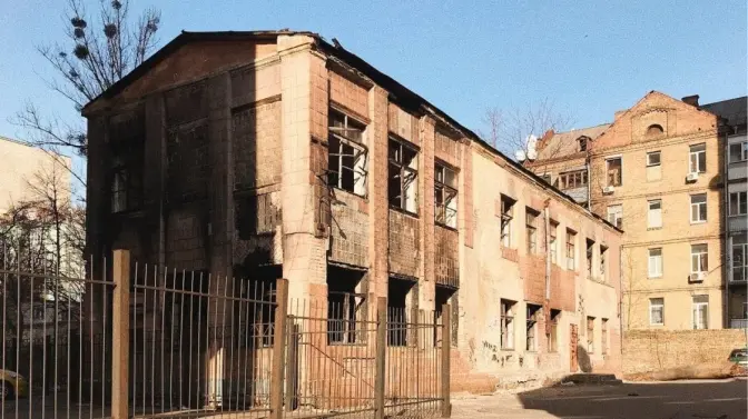 В центрі Києва горіла сторічна будівля, яку передали забудовнику