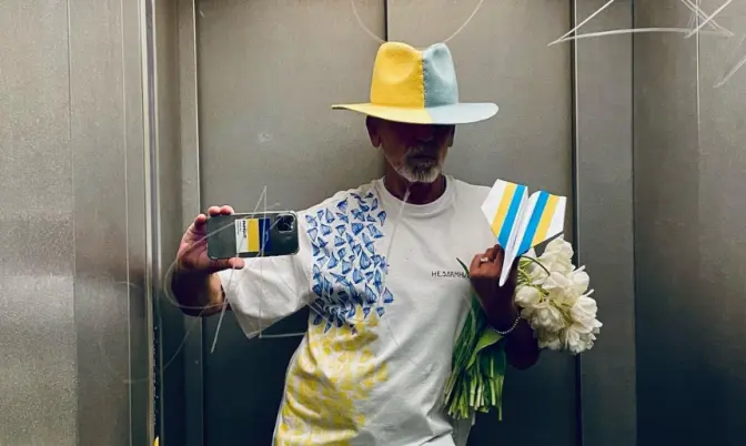 У Київ приїхав німецький дизайнер Френк Вільде, який фотографується в ліфті на підтримку України