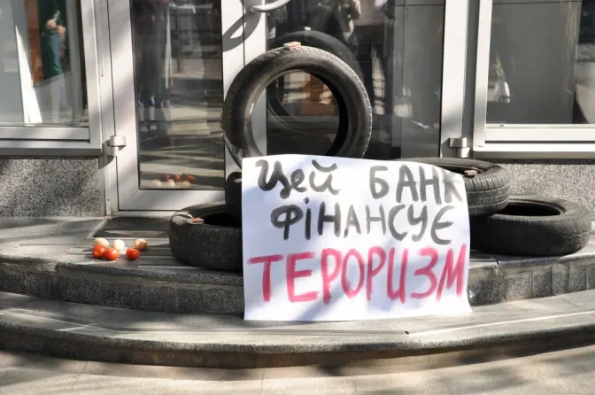 У Львові з яйцями та шинами пікетували «Сбербанк России»