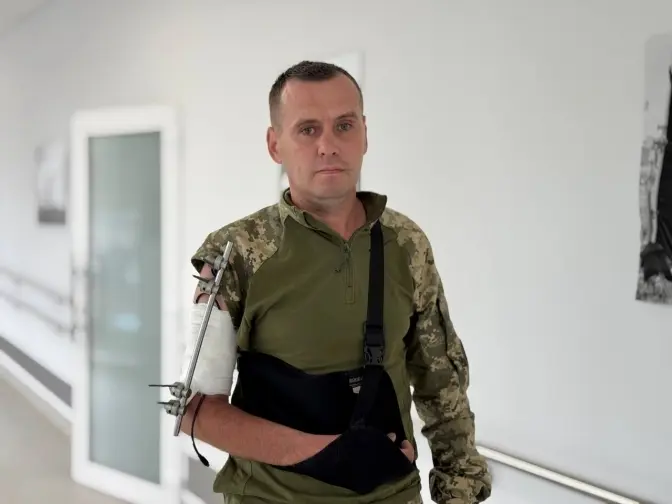 Вижив після атаки дрона. У Львові захиснику відновлюють руку з допомогою спеціального апарата