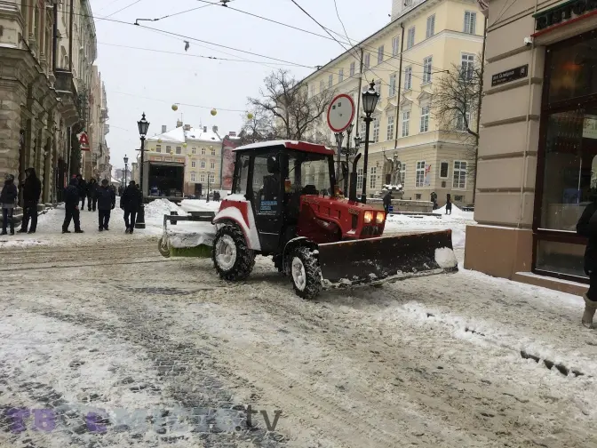 Львів'ян просять паркуватись правильно, щоб не заважати чистити дороги від снігу