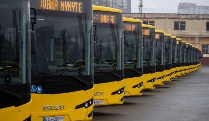 У Києві на маршрути вийшли нові трамваї та 20 турецьких автобусів
