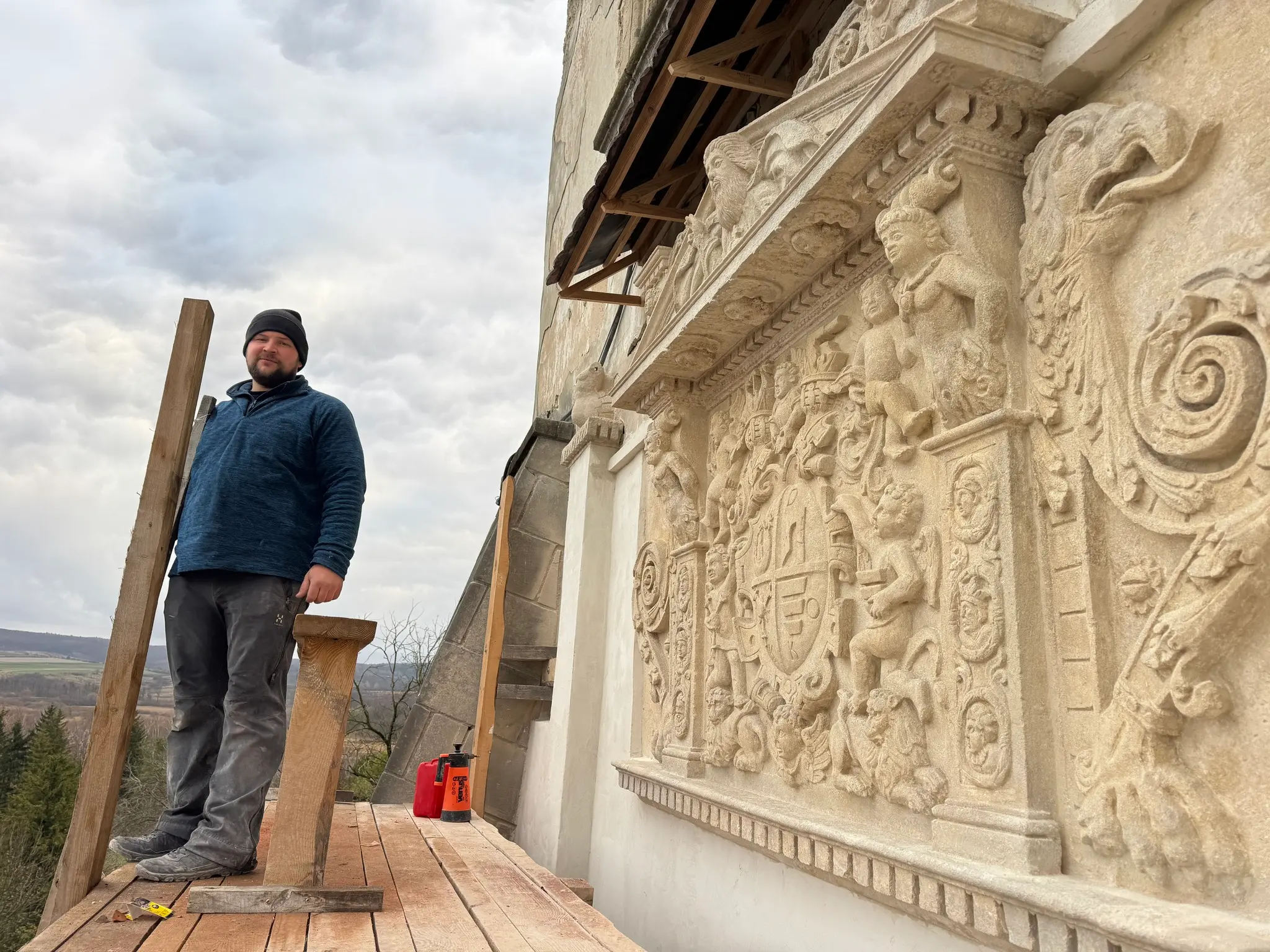 Реставрація різьблення головної брами Олеського замку / Фото: Анна Кудзя