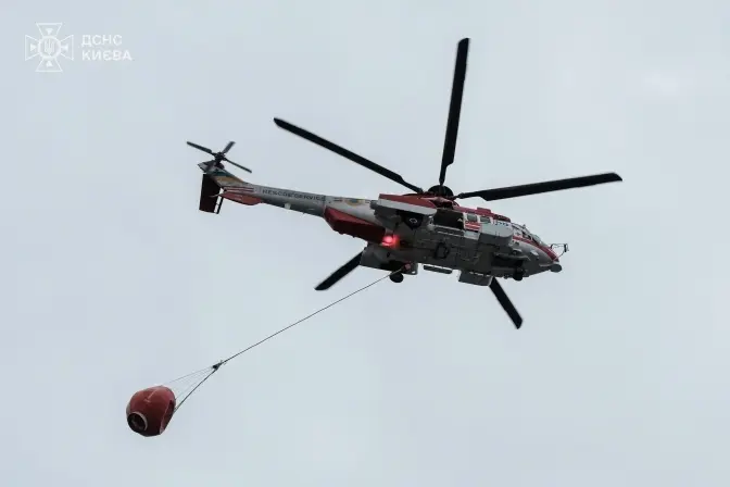 Ракетна атака на Київ: рятувальники залучили авіацію та безпілотники для гасіння пожеж