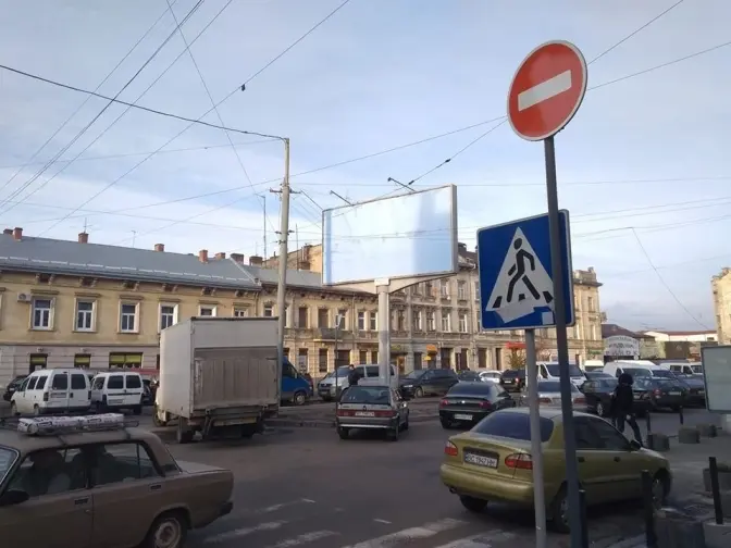 На площі Липневій у Львові встановили нові дорожні знаки. Що з цим не так