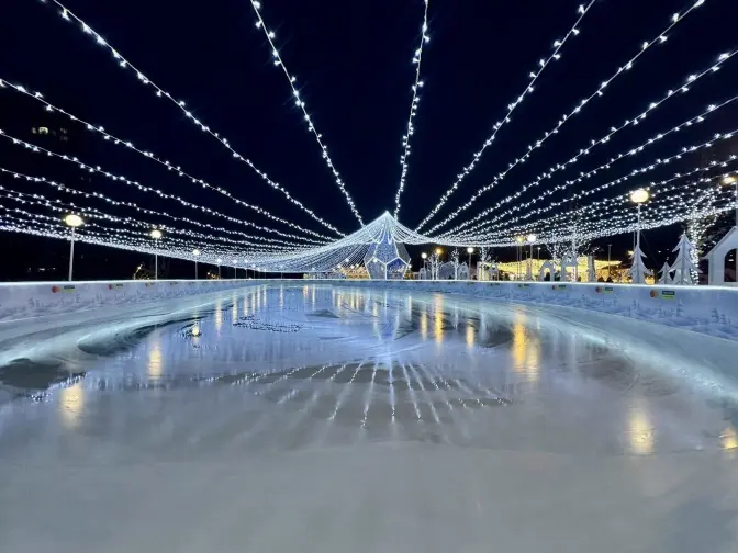 Біля River Mall відкрилася «Кришталева ковзанка» з безлімітним катанням і святковими локаціями
