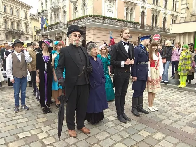 Центром Львова пройшла театралізована міська хода. Фото, відео