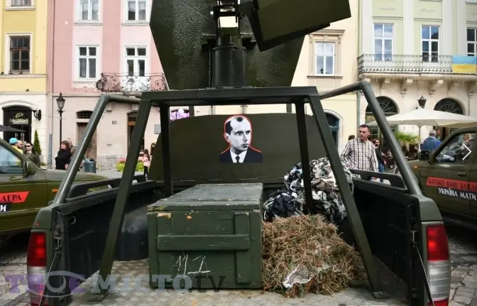 У центрі Львова показали «Бандеромобіль» для ЗСУ. Фото