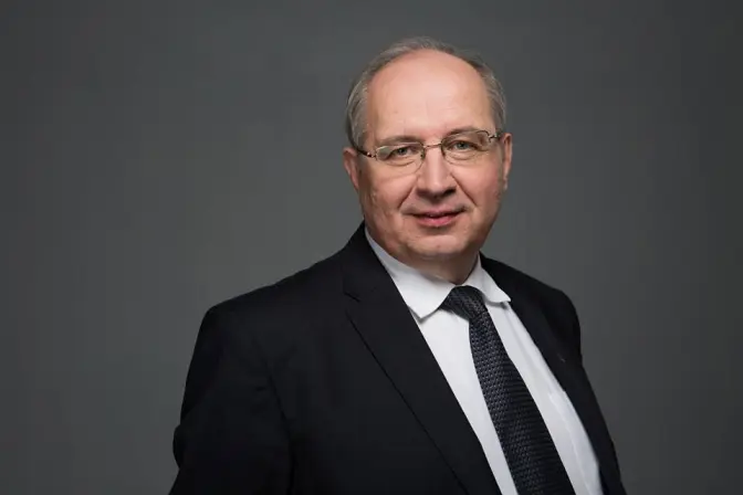 «Нас треба скеровувати, а десь і бити по руках». Павло Хобзей про реформу освіти