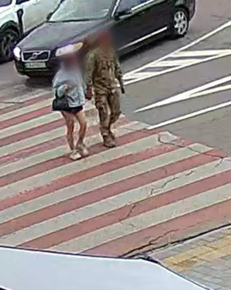 Малолітня виконавиця злочину з військовим прямують до квартири на Житомирщині / фото: Національна поліція України