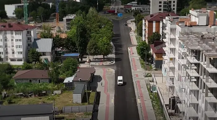 У Бородянці на Київщині триває реконструкція 5-кілометрової ділянки вулиці Центральної