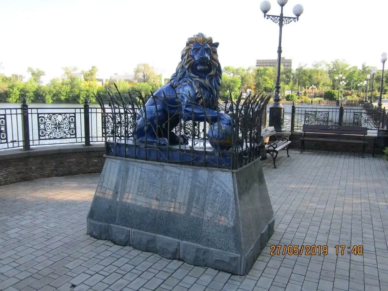 В окупованому Донецьку демонтували подаровану львів'янами у 2010 році скульптуру лева / фото Дениса Казанського 