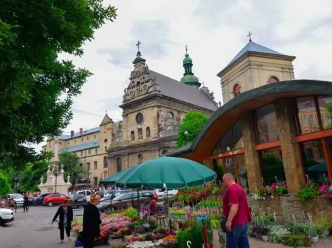 Молитва за постраждалих від паводку та напад на медиків. Головне за ніч і минулу добу