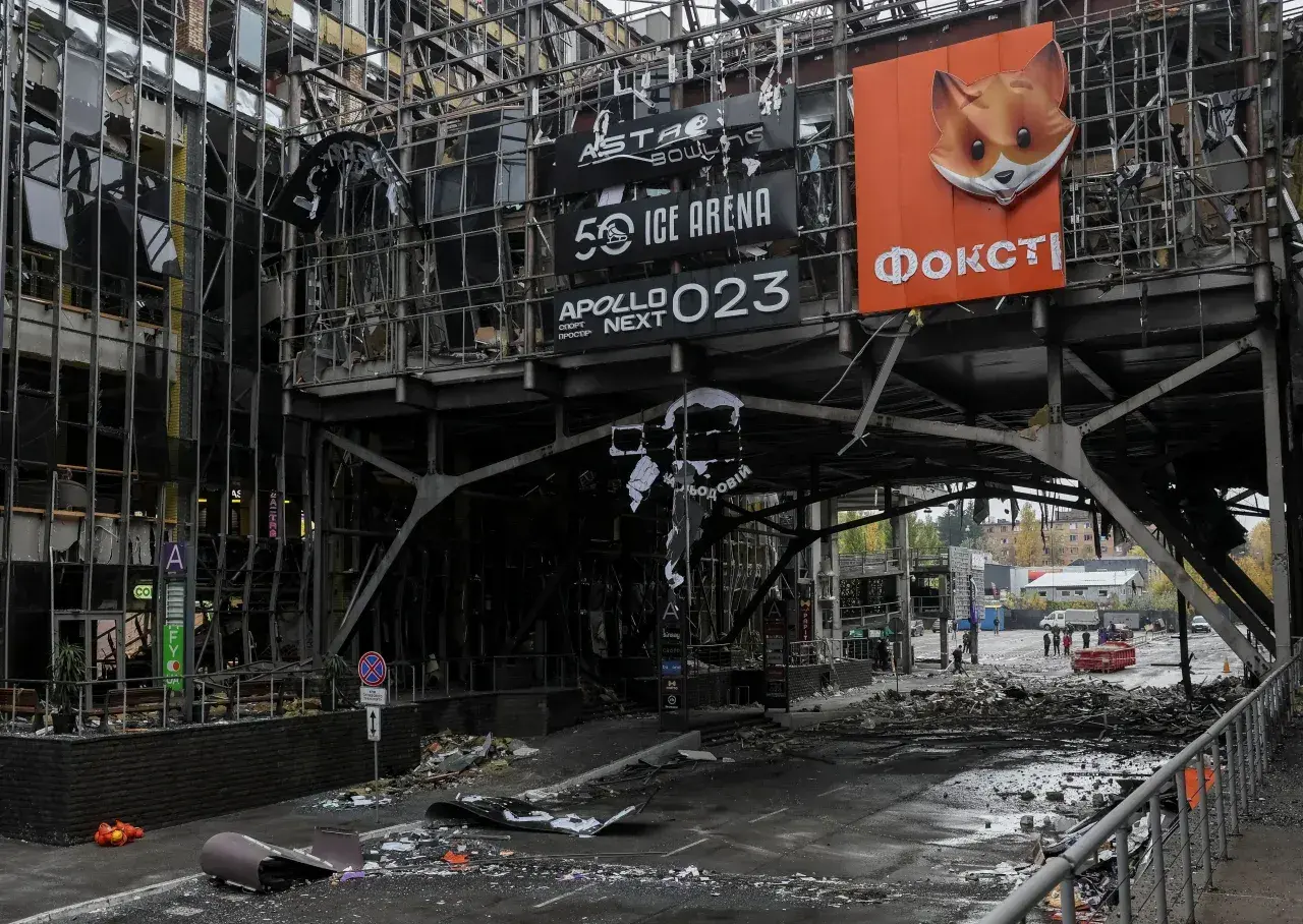 Пошкоджений ТРЦ "Cosmo Multimall", 19 жовтня 2026 року. Фото: Reuters