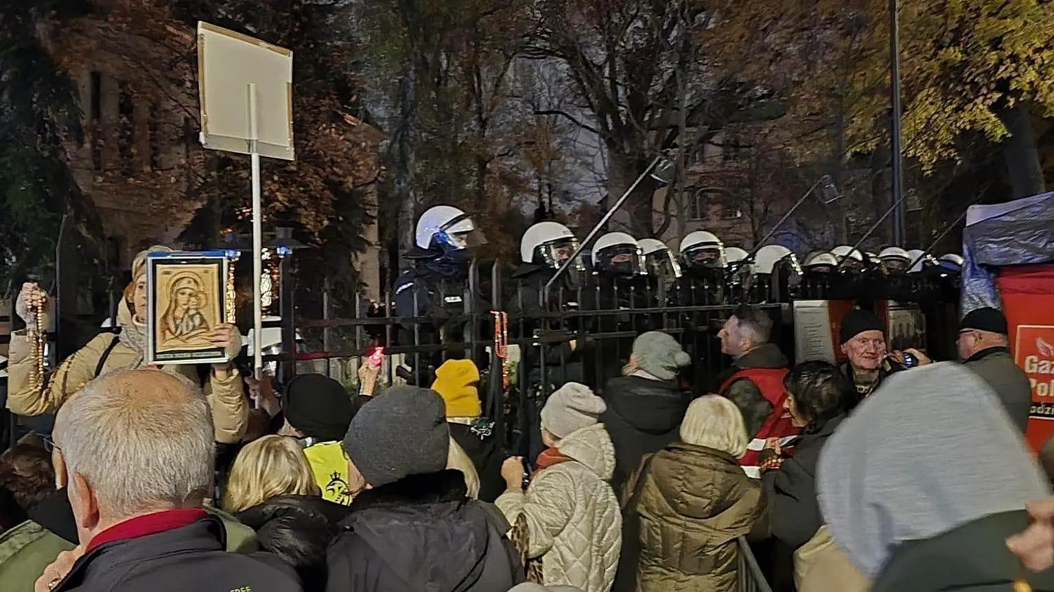 На вулицях Варшави люди виходять на протести