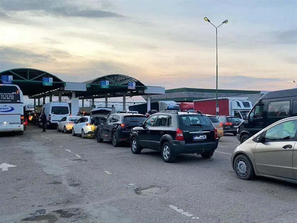 Автомобілі на кордоні / фото з відкритих джерел