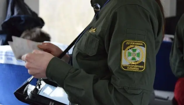 Чи можуть чоловіки, зняті з військового обліку, виїжджати з України. Роз'яснення