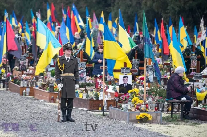 На Личаківському кладовищі вшанували пам’ять полеглих захисників. Фоторепортаж