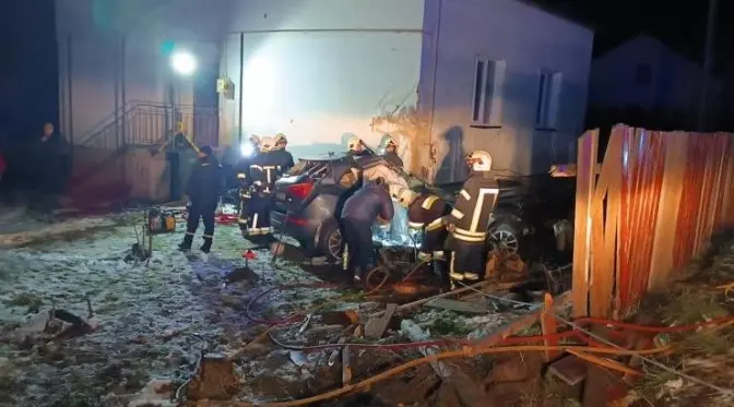 В’їхав у будинок та огорожу. Через ДТП на Львівщині загинуло чотири людини