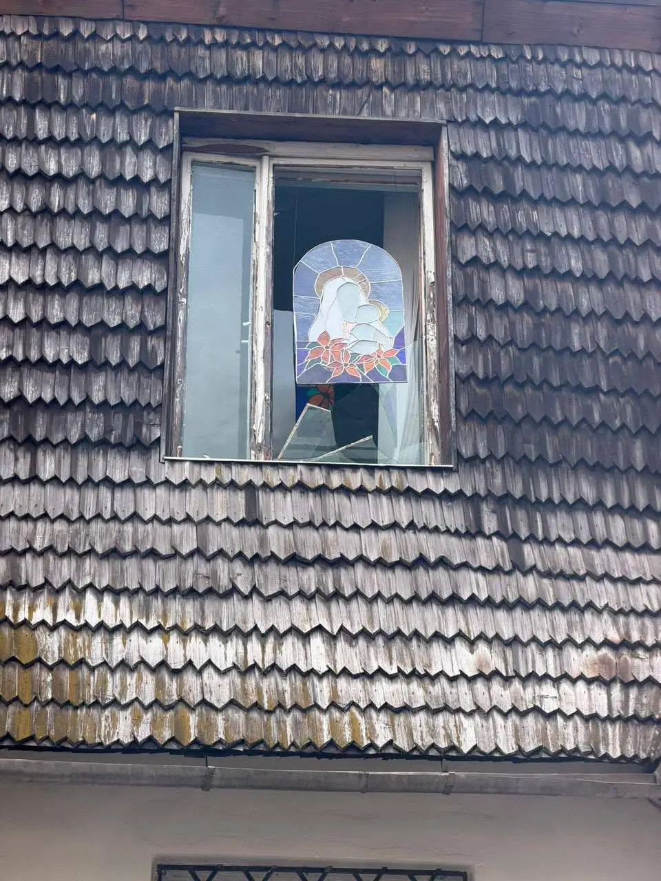 У Львові вітраж Богородиці вцілів серед вибитих вікон після атаки