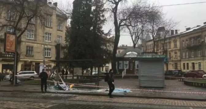 Львівського поліцейського, який насмерть збив дівчину на зупинці, ув’язнили на три роки