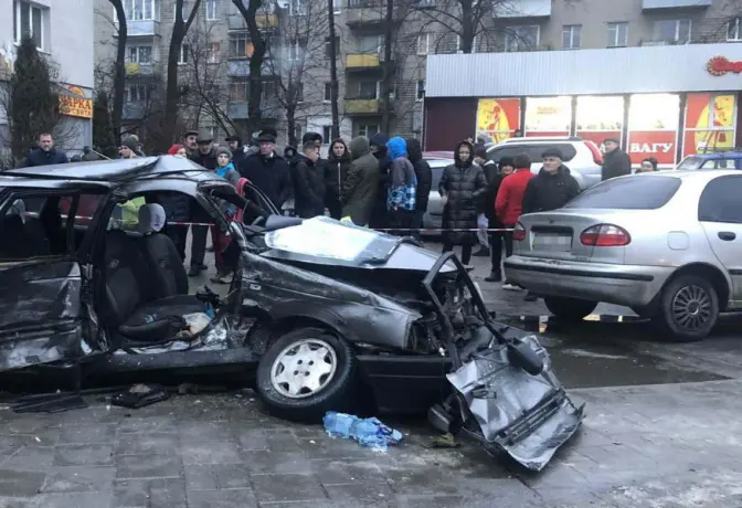 У Львові в аварії загинула 3-річна дівчинка, яка їхала без автокрісла